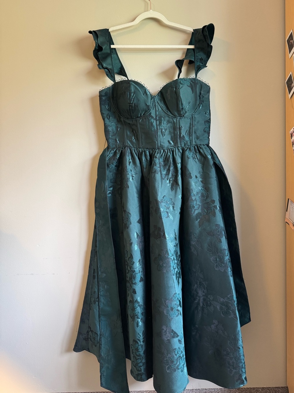 V. Chapman Vera Ruffle-Strap
Corset Side-Slit Midi Dress
Anthropologie Size: 12 - Picture 4 of 7